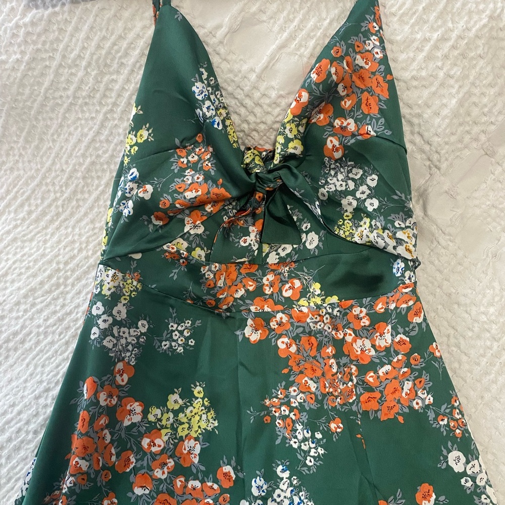 Satin floral split chest knot cut out midi dress! Size S
